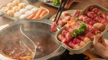 快手短视频美食探店封面，成都火锅店内热气腾腾的红汤锅底与丰盛食材，画面色泽鲜艳诱人